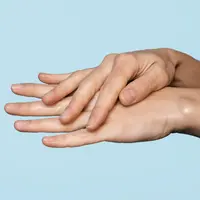 Sering Berkeringat di Area Telapak Tangan dan Kaki? Ini Penjelasannya!