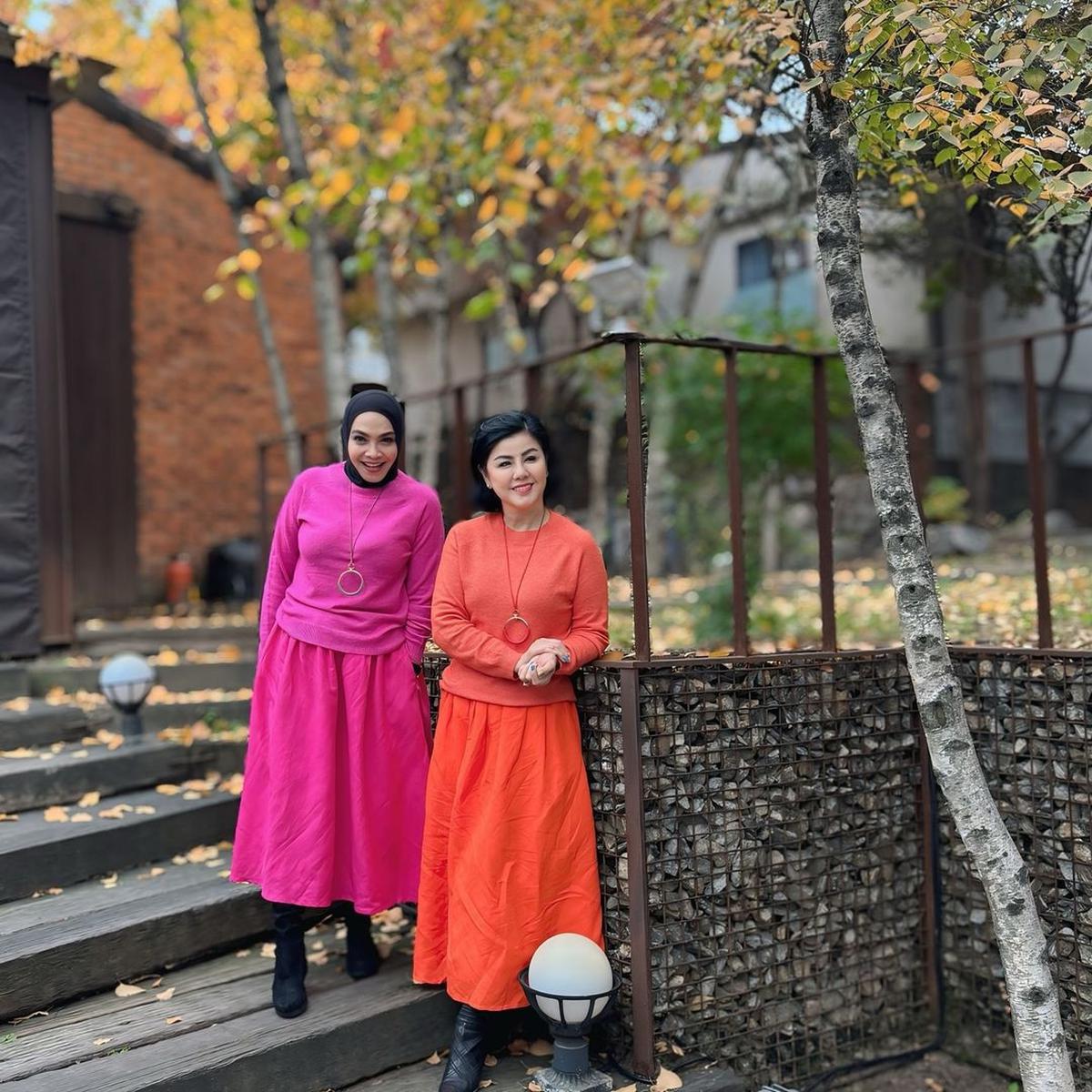 7 Potret Rieta Amilia dan Desiree Tarigan ke Korea, Nikmati Street Food dari Ubi Rebus - Rambut Nenek