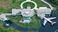 John Travolta mempunyai bandara pribadi di area rumahnya. (architecturendesign.net)