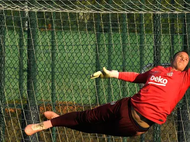 Kiper Barcelona, Marc-Andre Ter Stegen menepis bola saat berlatih di Joan Gamper Sports Center, Sant Joan Despi, Spanyol, Selasa (23/10). Barcelona akan menjamu Inter Milan pada Grup B Liga Champions. (LLUIS GENE/AFP)