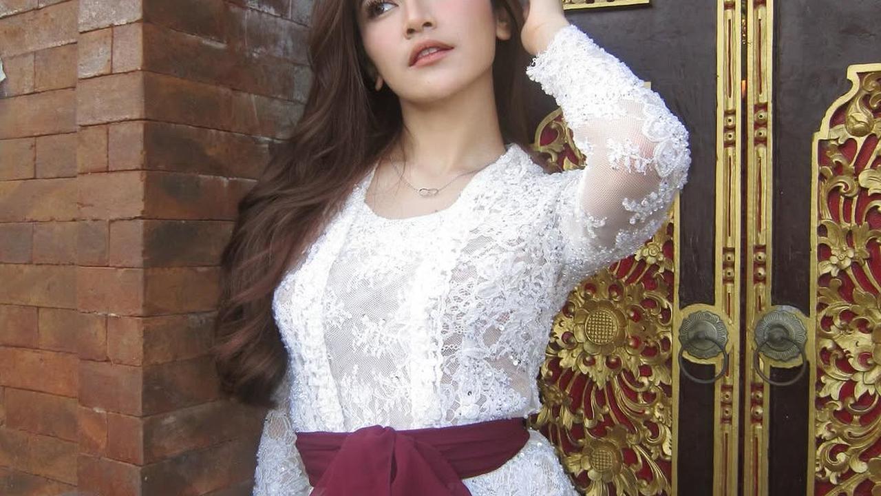 Intip Potret Cantik Mahalini saat Kenakan Kebaya dengan Berbagai Model, Bisa Jadi Inspirasi Untuk Berbagai Acara!