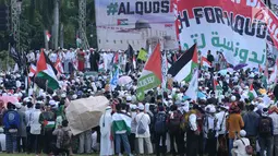 Peserta aksi berkumpul mendengar orasi di Lapangan Monumen Nasional, Jakarta, Jumat (11/5). Aksi ini untuk menyoroti konflik Palestina dan Israel pada perebutan bangunan suci atau Baitul Maqdis. (Liputan6.com/Helmi Fithriansyah)