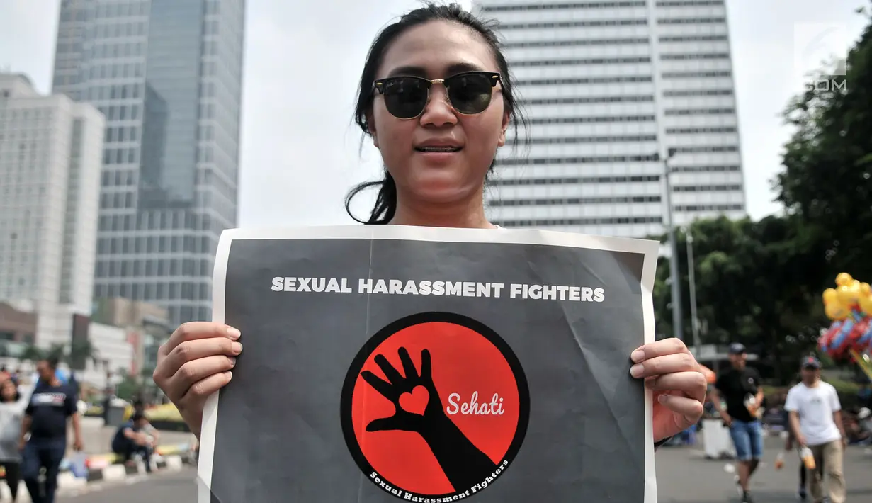 Aktivis Fakultas Ilmu Sosial dan Ilmu Politik Universitas Indonesia (FISIP UI) membawa poster saat longmarch menolak pelecehan seksual via telepon yang sedang marak terjadi di kawasan Bundaran HI, Jakarta, Minggu (14/10). (Merdeka.com/Iqbal Nugroho)
