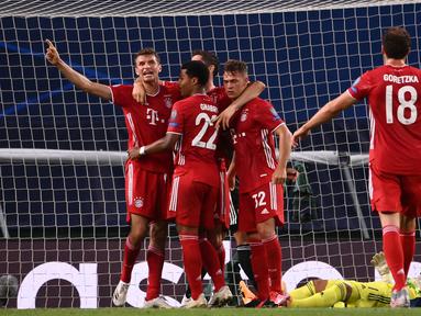 Pemain Bayern Munchen merayakan kemenangan atas Olympique Lyon pada semifinal Liga Champions 2019/2020 di Estadio Jose Alvalade, Kamis (20/8/2020) dini hari WIB. Bayern Munchen menang 3-0 atas Lyon. (AFP/Franck Fife/pool)