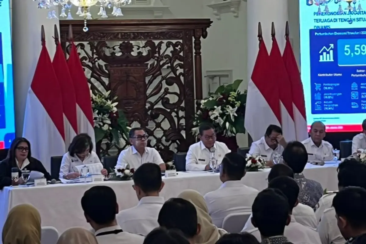 Kepala Bappeda DKI Jakarta Atika Nur Rahmania (paling kiri) saat hadir bersama Gubernur dan penjabat lainnya  saat melrealisasi APBD Triwulan II 2026.