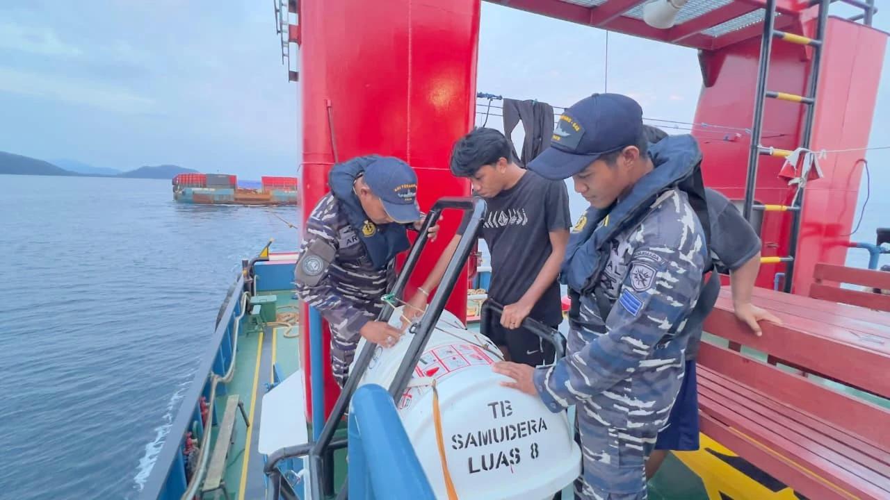 FOTO: KRI Terapang Amankan Kapal Pengangkut Bijih Nikel