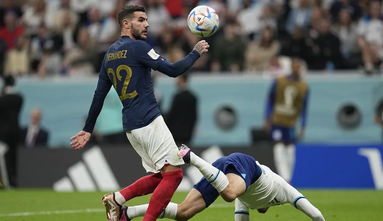 Pada menit ke-82 Inggris kembali mendapat hadiah penalti usai Mason Mount dijatuhkan Theo Hernandez di dalam kotak penalti. Wasit sempat mengecek VAR sebelum memberikan hadiah penalti kepada Inggris. (AP/Abbie Parr)