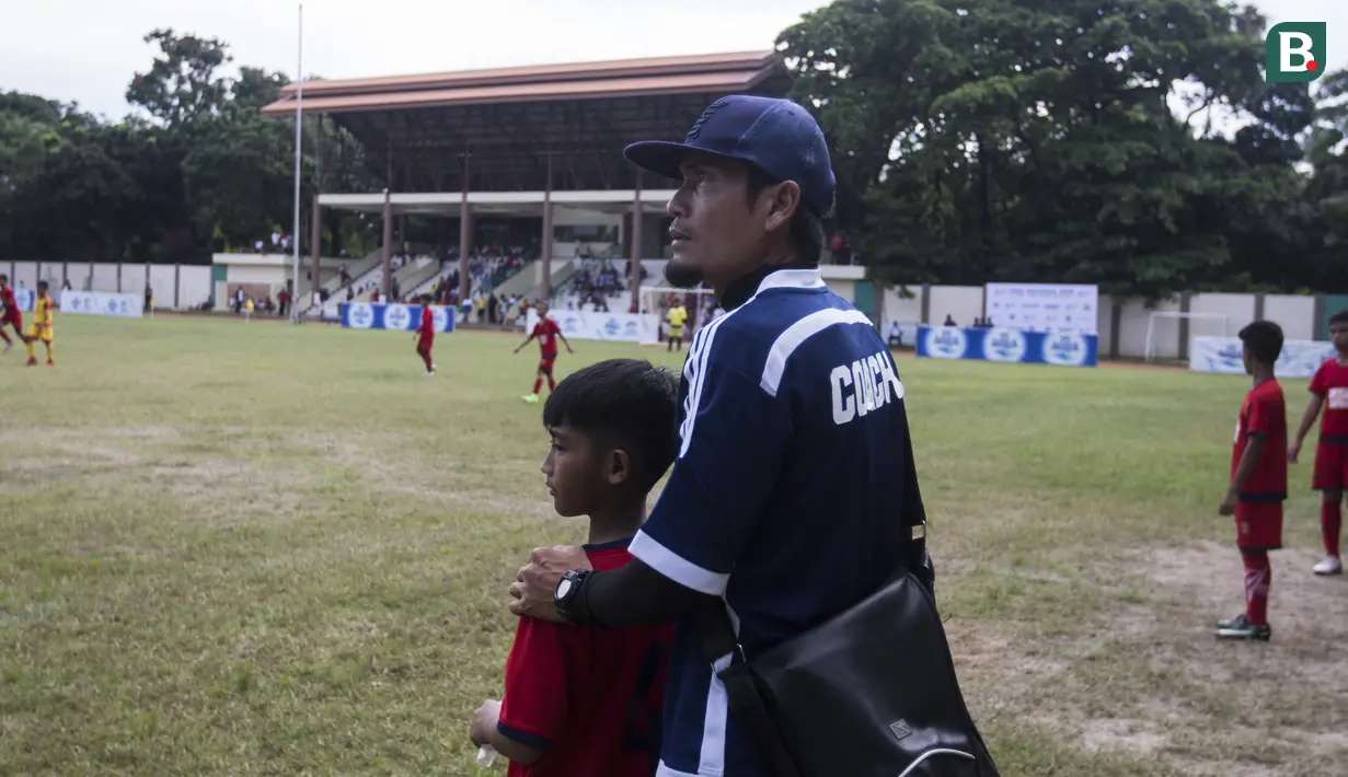 Pelatih Asiop Apacinti U-12, Aulia Siregar, memantau saat melawan Salfas Soccer pada final Danone Nation Cup 2018 Regional DKI Jakarta di Stadion Sunter, Jakarta, Minggu (1/4/2018). Asiop menang 3-0 atas Salfas. (Bola.com/Vitalis Yogi Trisna)