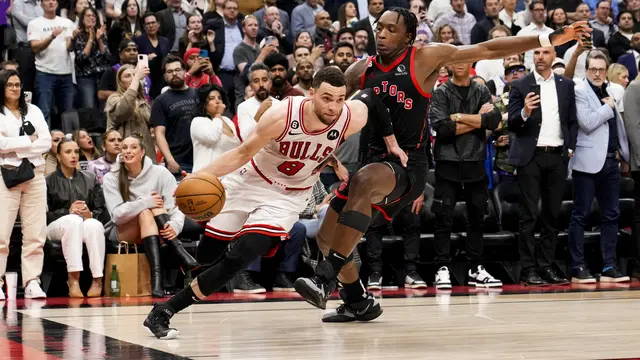 Aksi pemain Bulls Zach LaVine menerobos pertahanan Raptors pada turnamen play-in NBA