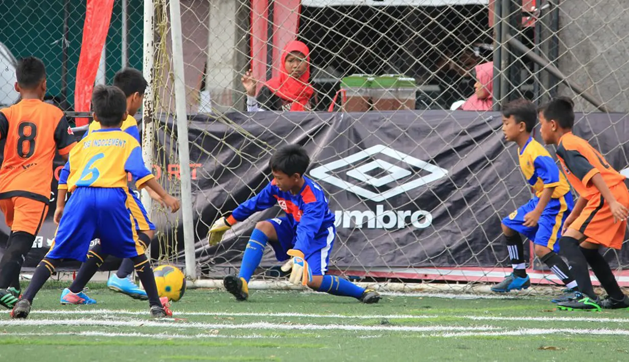 Kiper Tunas Patriot berusaha menghadang serangan pemain Indocement SS dalam laga U-11 Liga Bola Indonesia 2016 pekan ke-5 di Sabnani Park, Alam Sutera, Tangerang, Minggu (2/10/2016). (Bola.com/Liga Bola Indonesia)