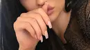Melihat perubahan pola hidup yang terjadi pada Kylie menimbulkan spekulasi bahwa dirinya sangat tertekan dengan kehamilannya. Selain itu, ia tampak menutupi anak yang sedang dikandungnya dengan berbagai cara. (Instagram/kyliejenner)