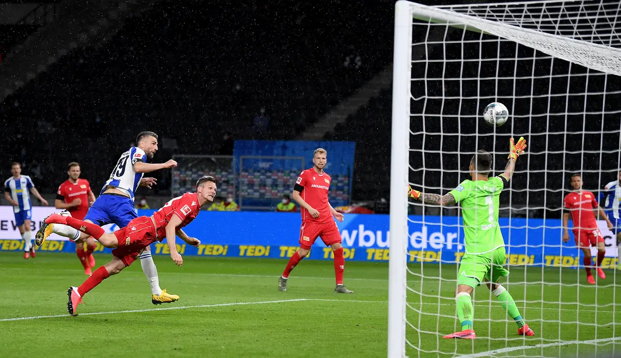 Penyerang Hertha Berlin, Vedad Ibisevic, saat mencetak gol ke gawang Union Berlin pada laga lanjutan Bundesliga di Stadion Olimpiade, Berlin, Sabtu (23/5/2020) dini hari WIB. Hertha Berlin menang 4-0 atas Union Berlin. (AFP/Stuart Franklin/Pool)