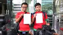 Perwakilan dari Komunitas Suporter Antikorupsi (KORUPSSI) memperlihatkan surat laporan dugaan korupsi PSSI di kantor KPK, Senin (8/6/2015). (Liputan6.com/Helmi Afandi)