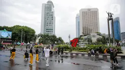 Suasana Car Free Day (CFD) di kawasan Bundaran HI, Jakarta, Minggu (2/10/2022). Meski diguyur hujan deras sejak pagi, warga tetap antusias untuk tetap berolahraga saat CFD. (Liputan6.com/Faizal Fanani)