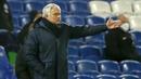 Manajer tim Tottenham Hotspur, Jose Mourinho memberi instruksi kepada timnya saat melawan Brighton and Hove Albion dalam laga lanjutan Liga Inggris 2020/21 pekan ke-21 di American Express Community Stadium, Minggu (31/1/2021). Tottenham kalah 0-1 dari Brighton. (AFP/Andrew Boyers/Pool)
