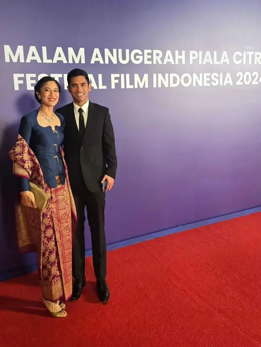 Dian Sastro menunjukkan pesona elegan dalam balutan kebaya modern berwarna navy yang dipadukan dengan songket nuansa merah dari Hian Tjen. [@therealdisastr].