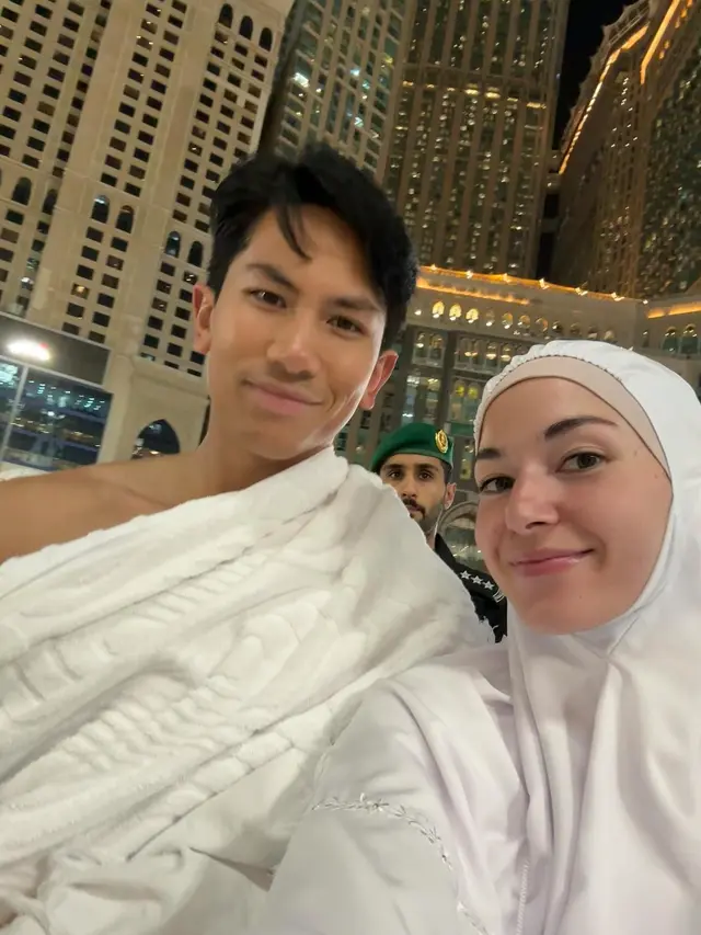 6 Potret Pangeran Mateen dan Anisha Rosnah Jalani Umrah Perdana