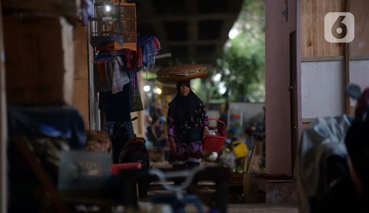 Seorang pedagang melintasi permukiman warga di Kawasan Penjaringan, Jakarta, Sabtu (23/11/2019). Bank Dunia mengukur tingkat kemiskinan dengan batas Upper Middle-Income Clas atau kelas menengah mempunyai pendapatan US$ 5,5 atau setara Rp 77 ribu per hari. (merdeka.com/Imam Buhori)