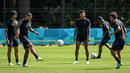 (Dari kiri) Pemain timnas Nathan Ake, Memphis Depay dan Patrick van Aanholt ambil bagian dalam sesi latihan di Zeist, Rabu (16/6/2021). Belanda akan berhadapan dengan Austria di matchday ke-2 Grup C Euro 2020 pada Jumat, 18 Juni 2021 dinihari. (JOHN THYS / AFP)
