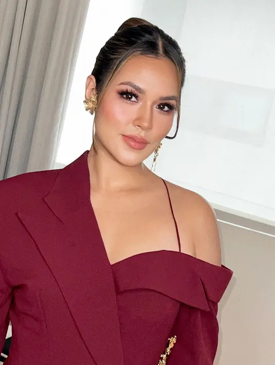 Sehingga, Sang MUA memberikan tampilan riasan mata yang smokey dengan eyeshadow warna abu-abu, ungu, ditambah shimmery.   [@raisa6690/@archangelachelsea]
