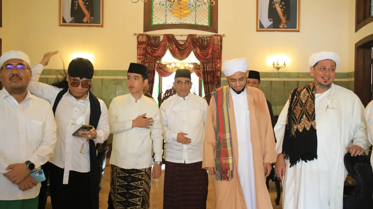 Sekjen Partai Gerindra Ahmad Muzani bersama Walikota Solo Gibran Rakabuming Raka hadir dalam Haul Habib Solo, Sabtu (4/11) (Istimewa)