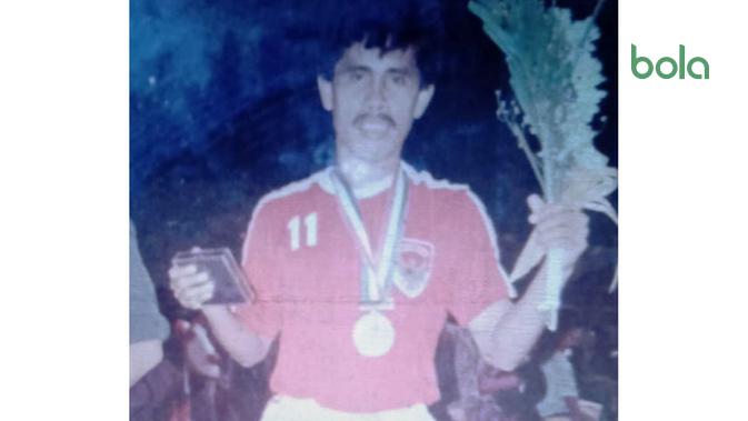 Hanafing dengan jersey bernomor hasil karya sablon sendiri saat SEA Games 1991. (Bola.com/Dok. Pri)
