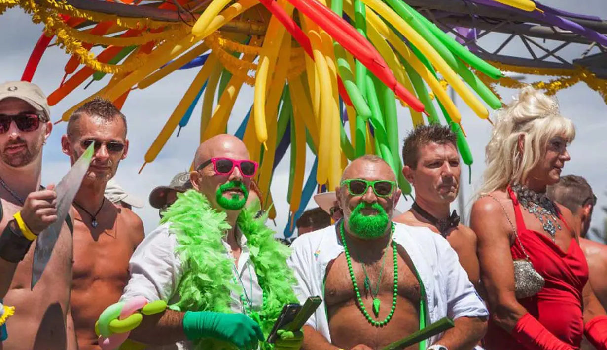Beberapa peserta mewarnai bewoknya dengan warna hijau saat parade gay di Spanyol, Sabtu (24/05/2014) (AFP PHOTO/MARTIN DESIREE)