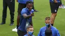 Penyerang Atalanta, Duvan Zapata tertawa saat berada di stadion Da Luz di Lisbon, Selasa (11/8/2020).  Atalanta akan bertanding melawan PSG pada perempat final Liga Champions di stadion Da Luz, Lisbon, Portugal. (Rafael Marchante/Pool via AP)