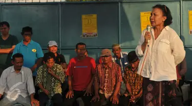 Aktivis HAM Ratna Sarumpaet (kanan) mendatangi kampung Dadap di Tangerang, Rabu (17/5). Saat proses penertiban tidak ada LSM atau tokoh masyarakat yang menentang dan hadir di Kampung Dadap. (Liputan6.com/Gempur M Surya)