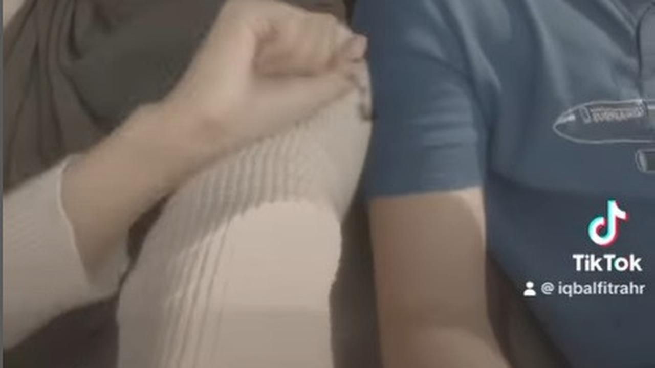 Berikut Ini Beberapa Potret Nadya Mustika Makan Sepiring Berdua dengan Kekasihnya
