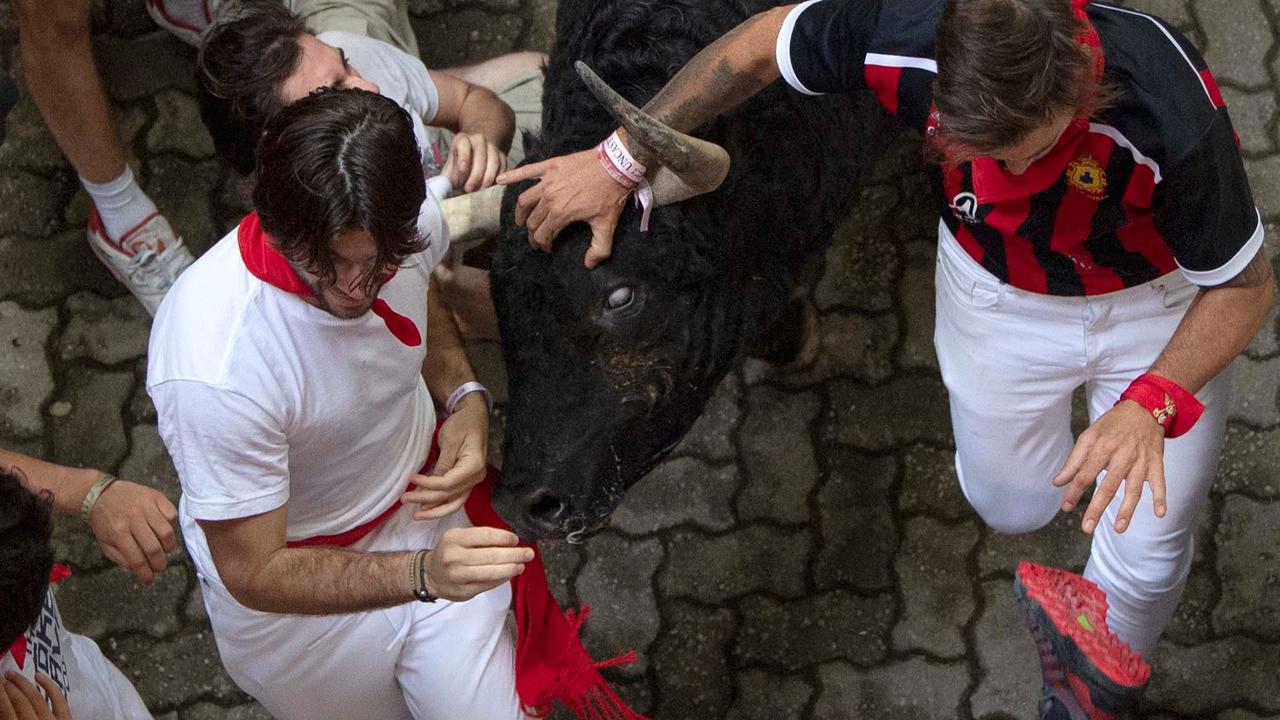 FOTO: Kengerian Festival Lari Banteng di Spanyol: Enam Peserta Dilarikan ke Rumah Sakit