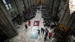 Para tamu dan pejabat mulai mengambil tempat mereka sebelum upacara pemakaman Ratu Elizabeth II di Westminster Abbey di pusat Kota London, Inggris, Senin (19/9/2022). Pemakaman Ratu Elizabeth II melibatkan operasi keamanan terbesar yang pernah ada di London. (AP Photo/Frank Augstein, Pool)