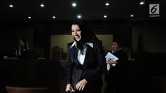 Bupati nonaktif Kutai Kartanegara, Rita Widyasari usai menjalani sidang perdana sebagai terdakwa di Pengadilan Tipikor, Jakarta, Rabu (21/2). Rita didakwa dalam dugaan suap pemberian izin lokasi perkebunan kelapa sawit. (Liputan6.com/Helmi Fithriansyah)