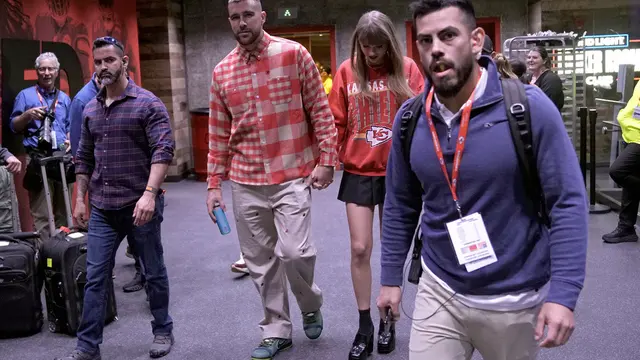 Taylor Swift dan Travis Kelce. (AP Photo/Charlie Riedel)