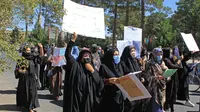 Aksi sekelompok wanita saat berunjuk rasa di Herat, Afghanistan, Kamis (2/9/2021). Para pengunjuk rasa mendesak Taliban menghormati hak-hak kaum perempuan, termasuk menempuh pendidikan. (AFP Photo)