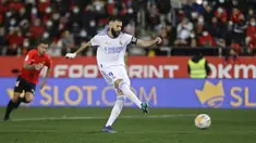 Penyerang Real Madrid, Karim Benzema mencetak gol lewat titik penalti ke gawang Mallorca pada pertandingan lanjutan La Liga Spanyol di Palma de Mallorca, Spanyol, Selasa (15/3/2022). Benzema mencetak dua gol dan mengantar Madrid menang telak atas Mallorca 3-0. (AP Photo/Francisco Ubilla)
