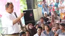 Cagub DKI Jakarta Anies Baswedan berdialog dengan warga di Kampung Maja, Pegadungan, Jakarta Barat, Senin (7/11). Dalam kampanyenya, Anies kembali menekankan program unggulan yang akan dijalankan bila terpilih nanti. (Liputan6.com/Immanuel Antonius)