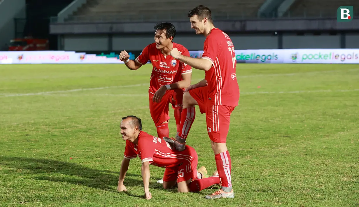 Pemain Persija Jakarta, Hansamu Yama, Riko Simanjuntak dan Ondrej Kudela berpose setelah menang dramatis atas Dewa United pada laga BRI Liga 1 di Stadion Indomilk Arena, Tangerang, Senin (10/4/2023). Persija menang dengan skor 1-0. (Bola.com/M Iqbal Ichsan)