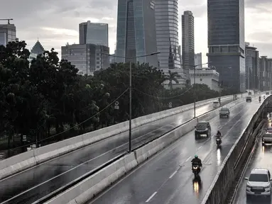 Sejumlah pengendara sepeda motor menerobos Jalan Layang Non Tol (JLNT) Casablanca saat hujan, Jakarta, Minggu (20/12/2020). Aksi nekat para pengendara sepeda motor tersebut dapat mengancam keselamatan diri serta pengguna jalan lain. (merdeka.com/Iqbal S. Nugroho)