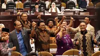Ketua DPD RI terpilih Oesman Sapta Odang bersama dua orang Wakil Ketua DPD RI terpilih Nono Sampono dan Darmayanti Lubis mengangkat tangan di sela Rapat Paripurna lanjutan penetapan pimpinan baru di Senayan, Jakarta (4/4). (Liputan6.com/Johan Tallo)