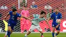 Pemain Kroasia Igor Matanovic menarik jersey pemain Portugal Vitinha selama pertandingan sepak bola babak 32 Piala Dunia antara Portugal dan Kroasia di Toronto, Kamis, (02/07/2026). (AP Photo/ Mike Stewart)