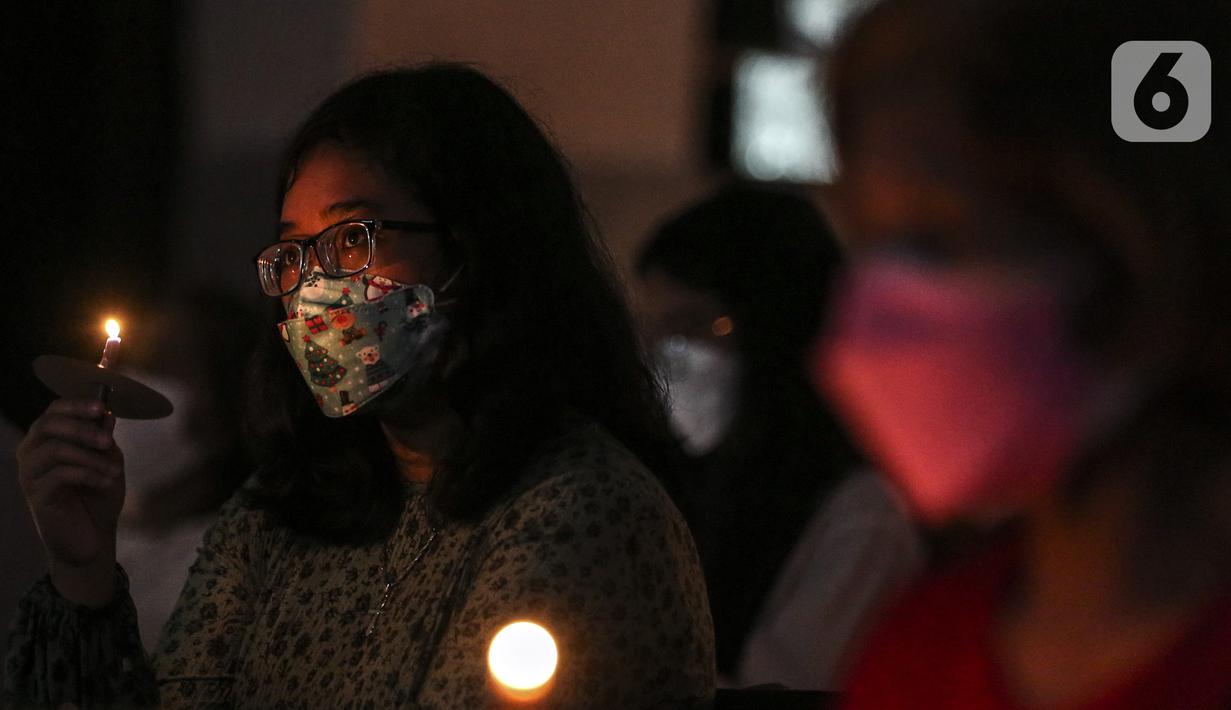 Jemaat mengikuti ibadah perayaan malam Natal di Gereja Protestan Indonesia Bagian Barat (GPIB) Effatha, Jakarta, Jumat (24/12/2021). Ibadah malam ini mengangkat tema Nyanyian Pujian. (Liputan6.com/Johan Tallo)