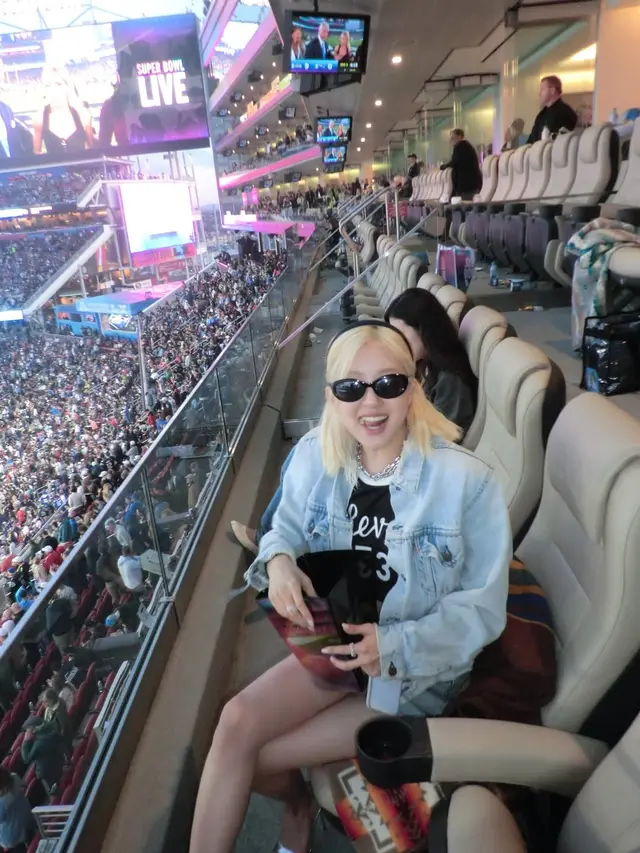 Gaya Slay Rose BLACKPINK Nonton Super Bowl 2026 dengan Busana Minimalis