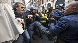 Petugas berusaha membubarkan sopir taksi yang menggelar demo di Roma, Italia, Selasa (21/2). Mereka mendesak pemerintah agar menutup layanan seperti Uber yang berbasis aplikasi. (AP Photo / Alessandra Tarantino)