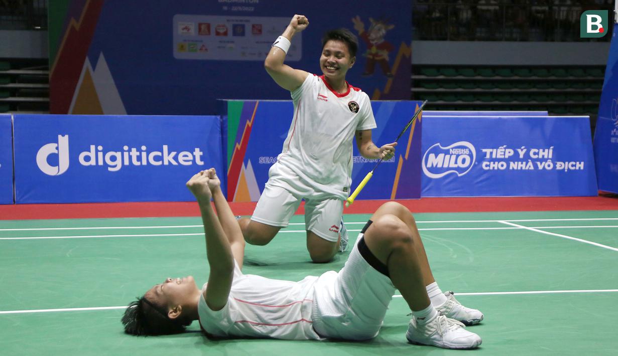 Pasangan Indonesia, Apriyani Rayahu/Siti Fadia, melakukan selebrasi usai menaklukkan wakil Thailand, Benyapa Aimsaard/Nuntakarn Aimsaard, pada laga final cabang olahraga bulutangkis SEA Games 2021 di Bacqiang Gymnasium, Minggu (22/5/2022). Indonesia menang dengan skor 21-17 dan 21-14. (Bola.com/Ikhwan Yanuar)