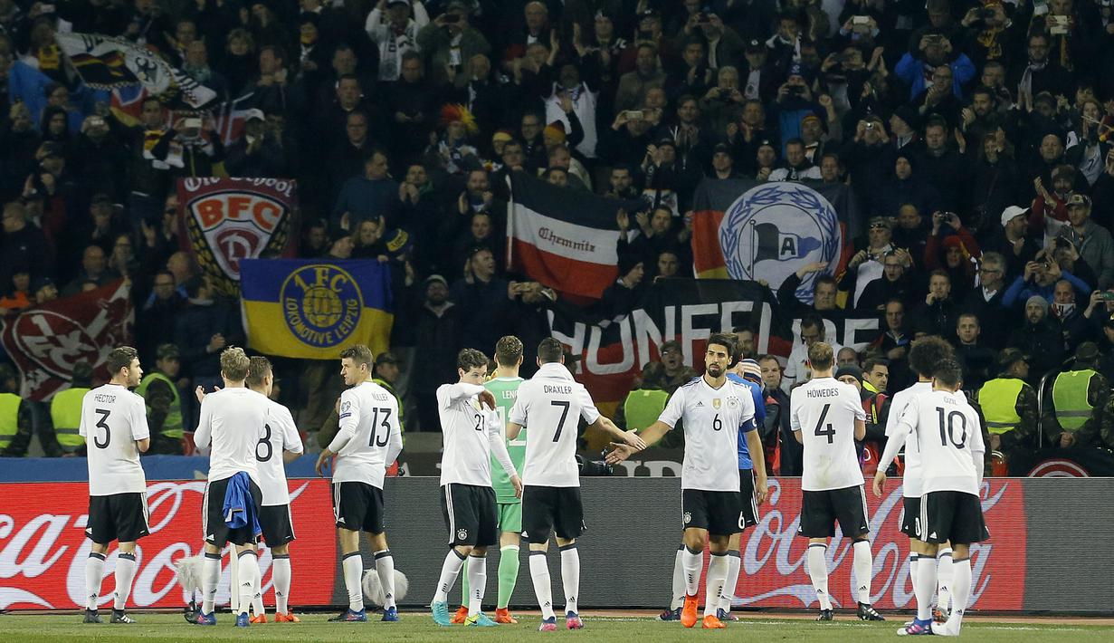 Para pemain Jerman usai pertandingan melawan Azerbaijan. Kemenangan tersebut menempatkan Jerman berada di puncak klasemen Grup C dengan raihan 15 poin dari lima pertandingan. (EPA/Zurab Kurtsikidze)