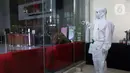 Petugas menyemprotkan cairan disinfektan di dalam Gedung Merah Putih KPK, Jakarta, Kamis (24/6/2021). KPK melakukan pembatasan kerja hingga Jumat (25/6) sebagai langkah tanggap pencegahan penyebaran virus Covid-19 setelah 36 pegawainya terkonfirmasi positif. (Liputan6.com/Helmi Fithriansyah)