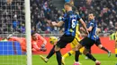 Frattesi berhasil mengubah skor menjadi 2-1 di menit ke-90+3 lewat golnya usai manfaatkan kemelut. Pertandingan berjalan panjang dan Verona mendapatkan penalti di menit ke-90+12 tapi Thomas Henry gaggal eksekusi. (AP Photo/Antonio Calanni)
