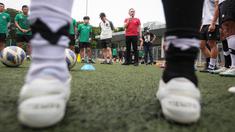 Ketua Umum PSSI, Mochamad Iriawan memberikan pesan kepada pemain dan pelatih Timnas Indonesia U-20 saat mendatangi latihan terbuka untuk Piala Asia U-20 2023 di Lapangan C, Kompleks Stadion Utama Gelora Bung Karno (SUGBK), Jakarta, Rabu (08/02/2023). Ini merupakan kunjungan terakhir bagi pria yang akrab disapa Iwan Bule tersebut sebelum lengser dari jabatannya pada 16 Februari 2023 melalui Kongres Luar Biasa (KLB) PSSI. (Bola.com/Bagaskara Lazuardi)