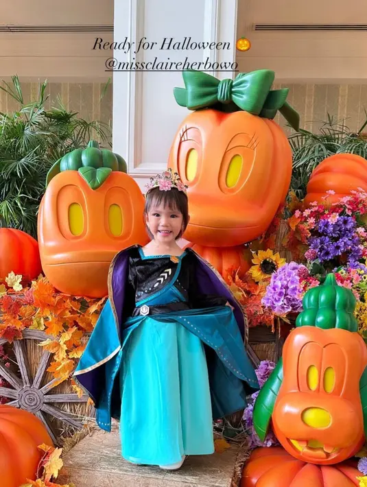 Beda dari biasanya, di Disneyland Hongkong, Claire tampil anggun bak princess Anna dalam film animasi Frozen. [Instagram/shandyaulia]
